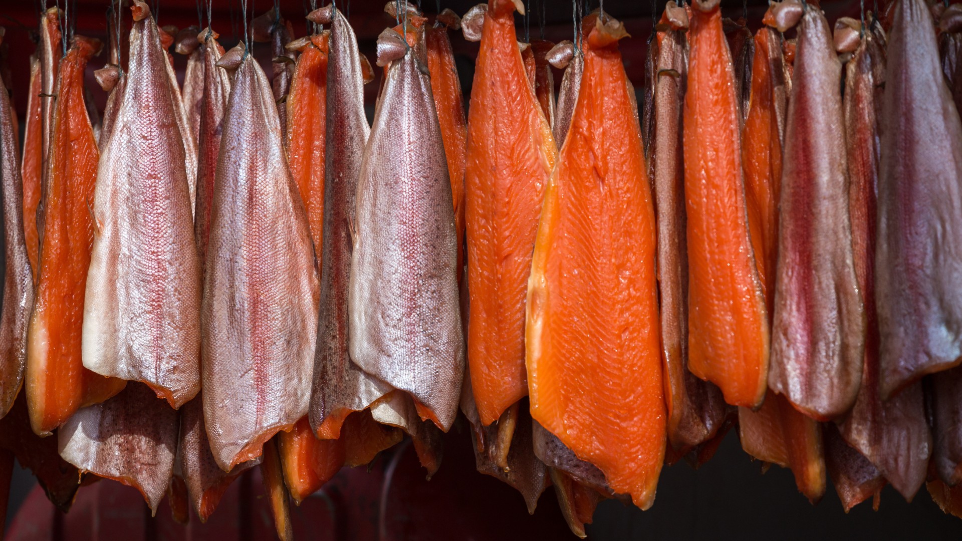 Hängande rökt fisk i Bea's Rökeri