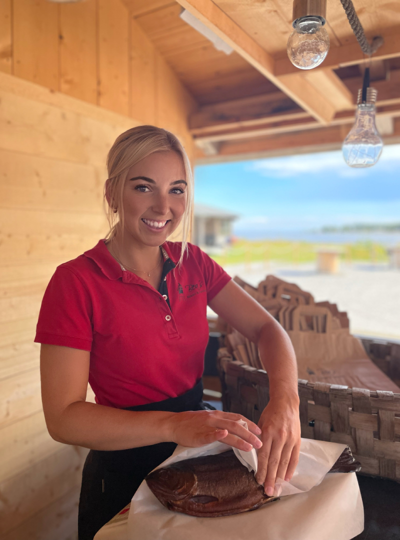 Personal vid Bea's Rökeri & Hamncafé håller rökt fisk